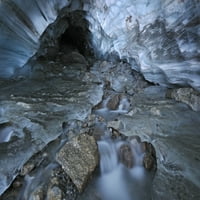Glacial Creek, изтичащ от синята ледена пещера в ледника Бринел, Национален парк Нахани, северозападния територии