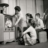 Майка с трите си деца, гледащи отпечатък на телевизионния плакат