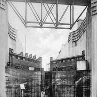 Панама канал, C1910. Намаляване в портите в Горна ключалка, Източна камера, в Гатун, зона на Панамския канал. Photopostcard, C1910. Печат на плакат от