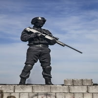 Полицейски снайперист в черна униформа. Печат на плакат от Oleg Zabielin Stocktrek изображения